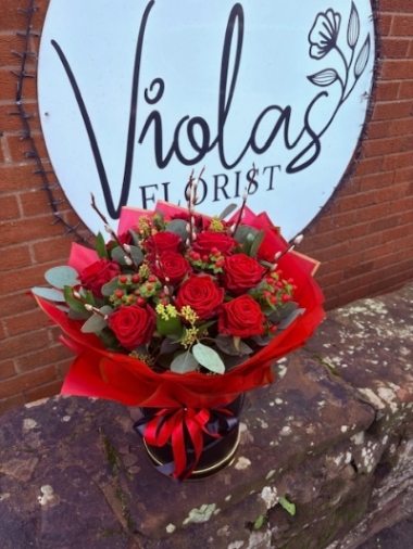 Luxury 12 Red Naomi Roses in a hat box