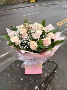 Pastel love hearts (with a choice of either pink or white roses)