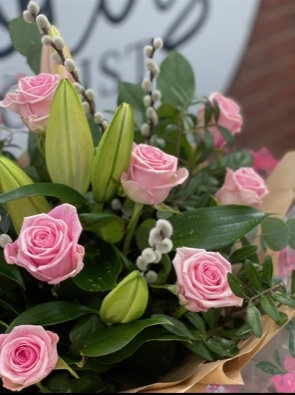 Stunning pink roses with white lily